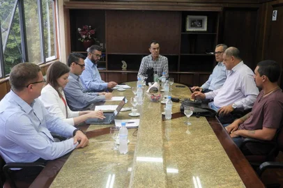 Simecs (Sindicato das Indústrias Metalúrgicas, Mecânicas e de Material Elétrico de Caxias do Sul), Sindicato dos Metalúrgicos e Secretária do Trabalho do Ministério da Economia reuniram-se ontem e definiram as primeiras orientações para empresas no combate a proliferação da covid 19 em Caxias do Sul e região.<!-- NICAID(14453455) -->