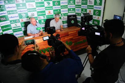  CAXIAS DO SUL, RS, BRASIL, 16/03/2020. Coletiva com Walter Dal Zotto Jr (D), presidente do Juventude e com Osvaldo Pioner (E), vice-presidente de futebol. Na coletiva, foi anunciada oficialmente a saída do técnico Marquinhos Santos do comando da equipe. (Porthus Junior/Agência RBS)<!-- NICAID(14453402) -->