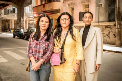 amor de mãe, Vitoria (Tais Araujo), Lurdes (Regina Casé) e Thelma (Adriana Esteves)<!-- NICAID(14334198) -->