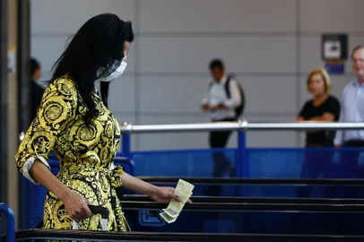  PORTO ALEGRE, RS, BRASIL, 04-03-2020: Movimentação de passageiros e trabalhadores no Aeroporto Internacional Salgado Filho. (Foto: Mateus Bruxel / Agência RBS)<!-- NICAID(14440150) -->
