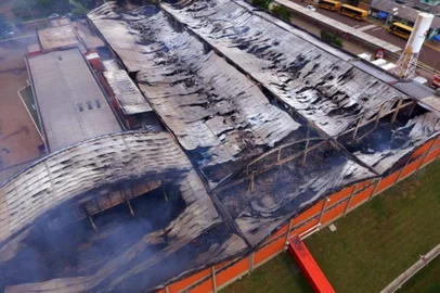 Incêndio atingiu a fábrica da Calçados Beira-Rio em Mato Leitão. <!-- NICAID(14454914) -->