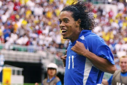WC2002-MATCH57Brazilian midfielder Ronaldinho jubilates after he scored his teams second goal during the England/Brazil quarterfinal match of the FIFA 2002 Soccer World Cup, 21 June 2002 at Shizuoka Stadium Ecopa.  AFP PHOTO ANTONIO SCORZA (Photo by ANTONIO SCORZA / AFP)Editoria: SPOLocal: ShizuokaIndexador: ANTONIO SCORZASecao: soccerFonte: AFP<!-- NICAID(14455681) -->