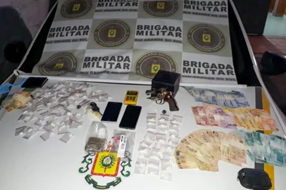 Jovem é preso por tráfico de drogas em Bento <!-- NICAID(14455769) -->