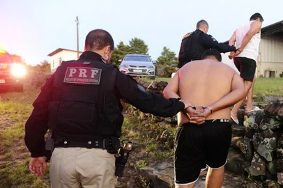  SANTA MARIA - BRASIL - RS - Operação da policia contra fábrica cladestina de cigarros em Santa Maria. (FOTOS: RONALDO BERNARDI/AGENCIARBS)<!-- NICAID(14455790) -->