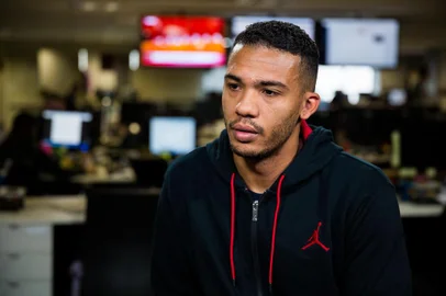  PORTO ALEGRE, RS, BRASIL, 08/06/2017 : Zagueiro da Roma Juan Jesus visita a redação de Zero Hora para entrevista. (Omar Freitas/Agência RBS)Indexador: Omar Freitas<!-- NICAID(12960214) -->