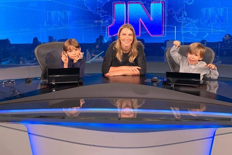 Anne Lottermmann com os filhos na bancada do Jornal Nacional. Ela faz a previsão do tempo no JN<!-- NICAID(14444881) -->
