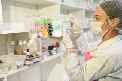 A indústria de terceirização de cosméticos Victoria Maxx, no Distrito Industrial de Caxias do Sul, produz até três milhões de unidades para mais de 400 clientes de todo o Brasil, mas parou a produção normal para atender somente aos pedidos de fabricação e envase de álcool em gel.Desde terça-feira da semana passada (10/3), quando aumentou a procura pelo produto, um dos principais meios de assepsia e prevenção do coronavírus, a fábrica reforçou a elaboração do antisséptico e aumentou em 100% a produção de álcool gel, passando a fornecer quase duas toneladas por dia do produto ao mercado.<!-- NICAID(14456518) -->