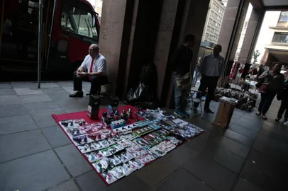  PORTO ALEGRE, RS, BRASIL - 2018.10.29 - Comércio irregular de frutas em frente ao Mercado Público e camelôs na Borges. (Foto: ANDRÉ ÁVILA/ Agência RBS)<!-- NICAID(13807657) -->