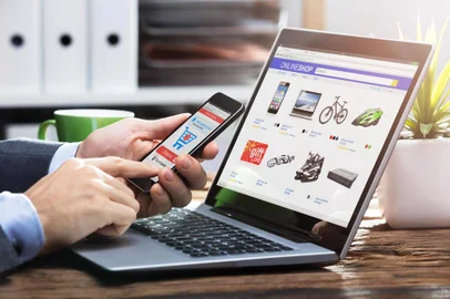  PORTO ALEGRE, RS, BRASIL, compras online, internet, smartphone, notebook, computador (Foto: Andrey Popov  / stock.adobe.com)Indexador: Andrey PopovFonte: 187853777<!-- NICAID(14334624) -->