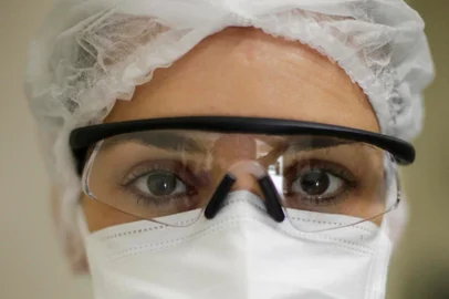  PORTO ALEGRE, RS, BRASIL - 2020.03.20 - Como os profissionais de saúde estão se preparando para enfrentar o coronavírus, lidando com o risco de estar na linha de frente e a estrutura dos nossos hospitais, sabendo como foi difícil a situação para a categoria em outros países. Na foto: Equipe do Hospital de Clínicas. Luciana Monaiar (Foto: ANDRÉ ÁVILA/ Agência RBS)Indexador: Andre Avila<!-- NICAID(14457113) -->