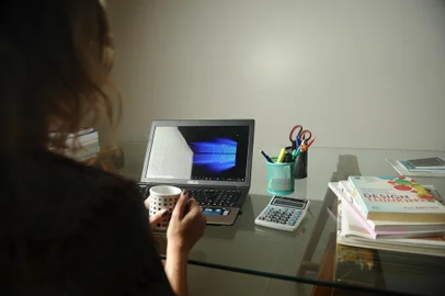  CAXIAS DO SUL, RS, BRASIL, 20/03/2020. Pandemia - Coronavirus - Com a paralisação das empresas e determinações para permanecer em casa, empresas e trabalhadores têm adotado o home office. (Antonio Valiente/Agência RBS)<!-- NICAID(14457530) -->
