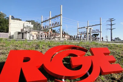  Seguem fotos da mais recente subestação da RGE, em Gramado, completamente automatizada (não precisa de eletricistas operando). Ela atende à região das Hortênsias.<!-- NICAID(8507954) -->