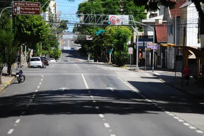  CAXIAS DO SUL, RS, BRASIL,21/03/2020. Estado de Calamidade - Coronavírus - pandemia muda a rotina das cidades. Ruas de Caxias do Sul vazias, na manhã deste sábado. Na foto, vista da rua Pinheiro Machado próximo da rua Vereador Mário Pezzi. (Porthus Junior/Agência RBS)<!-- NICAID(14458065) -->