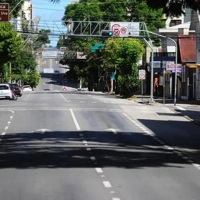  CAXIAS DO SUL, RS, BRASIL,21/03/2020. Estado de Calamidade - Coronavírus - pandemia muda a rotina das cidades. Ruas de Caxias do Sul vazias, na manhã deste sábado. Na foto, vista da rua Pinheiro Machado próximo da rua Vereador Mário Pezzi. (Porthus Junior/Agência RBS)<!-- NICAID(14458065) -->