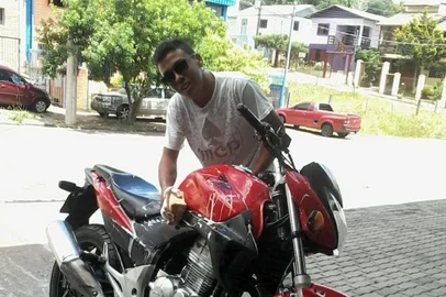 Um jovem de 19 anos morreu em um acidente de trânsito na noite de domingo (22) em Caxias do Sul. Ele foi  identificado como como Henrique de Oliveira, 19 anos. <!-- NICAID(14458658) -->