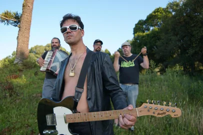 Luciano Paim e Grupo Hardcore Serrano<!-- NICAID(14458552) -->