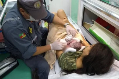 Bombeiros fazem parto de bebê dentro de unidade de resgate em Bom Princípio. Criança nasceu a caminho da UPA. Mãe e bebê passam bem<!-- NICAID(14459377) -->