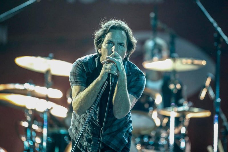  Eddie Vedder from Pearl Jam performs during the fourth annual Global Citizen Festival in Central Park Manhattan on September 26, 2015 in New York. The Festival is part of the Global Poverty Project, a UN-backed campaign to end extreme poverty by 2030. Headliners include Beyonce, Pearl Jam, Coldplay and Ed Sheeran.   AFP PHOTO/KENA BETANCUR (Photo by KENA BETANCUR / AFP)Editoria: ACELocal: New YorkIndexador: KENA BETANCURSecao: culture (general)Fonte: AFPFotógrafo: STR<!-- NICAID(14459592) -->