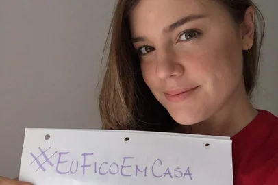 Alice Wegmann faz campanha #EuFicoEmCasa<!-- NICAID(14461605) -->