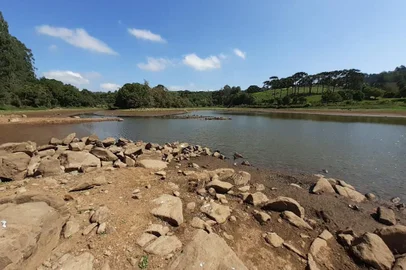 Estiagem e aumento no consumo de água devido ao isolamento social preocupam municípios da Serra. Na foto, o Rio Burati, está abaixo do nivel, o que compromete o abastecimento de água da cidade. <!-- NICAID(14461384) -->