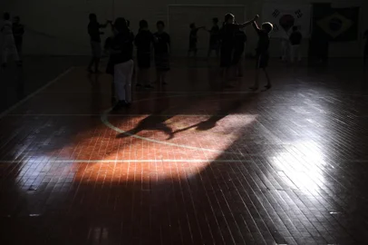  GRAMADO, RS, BRASIL, 27/11/2019 - Projeto Guerreiros da Pena e da Paz, de Gramado, leva o taekwondo para crianças da Escola Pedro Zucolotto, do bairro Três Pinheiros. O responsável pel projeto é o professor de artes marciais, Gustavo Schneider. (Marcelo Casagrande/Agência RBS)<!-- NICAID(14339666) -->