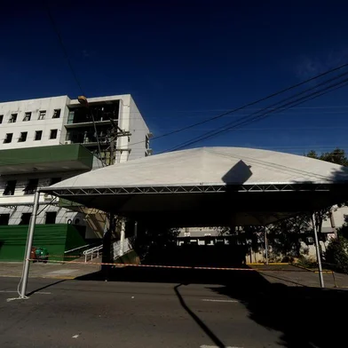  CAXIAS DO SUL, RS, BRASIL, 29/03/2020Tenda montada ao lado da UBS do centro para atender pacientes.(Lucas Amorelli/Agência RBS)<!-- NICAID(14461521) -->
