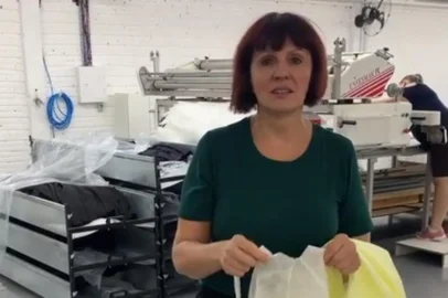 Malharia Anselmi está produzindo peças para hospitais de Caxias e Farroupilha. Na foto, Maria de Lourdes Anselmi, proprietária da empresa.<!-- NICAID(14461834) -->