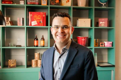  Augusto Schwingel Luz, CEO da Cervejaria Rasen Bier, de Gramado, produzirá álcool gel na empresa, cancelando a produção de cerveja.<!-- NICAID(14462010) -->