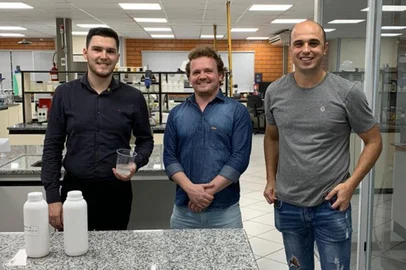 Matéria da solidadariedade na Serra. Caxiense Leonardo Leiser (E), com os amigos Fabio Martins (C) e Rudney Herkenhoff inventaram nova fórmula para tornar álcool gel mais acessível à população<!-- NICAID(14461845) -->