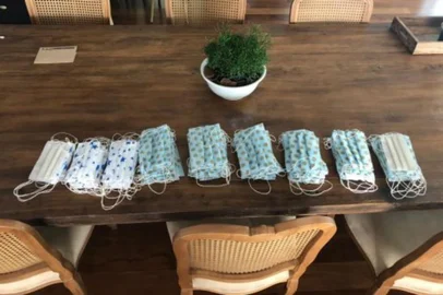 Diante da falta de máscaras no mercado, a juíza Romani Terezinha Bortolás Dalcin, da 3ª Vara Cível de Bento Gonçalves, decidiu costurar o item de proteção e doar para os funcionários do fórum. A iniciativa deu certo, e a magistrada passou a distribuir a proteção para vizinhos, policiais e trabalhadores da limpeza urbana.<!-- NICAID(14461793) -->