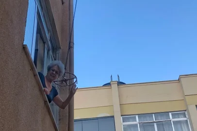  PORTO ALEGRE, RS, BRASIL - 24.03.2020 - A alteração na rotina dos vizinhos de condomínio. Na imagem: Odete Pereira Tappes, moradora do Menino Deus.<!-- NICAID(14460328) -->