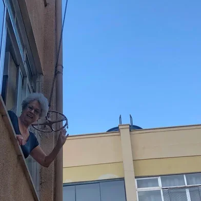  PORTO ALEGRE, RS, BRASIL - 24.03.2020 - A alteração na rotina dos vizinhos de condomínio. Na imagem: Odete Pereira Tappes, moradora do Menino Deus.<!-- NICAID(14460328) -->