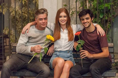 Eliza (Marina Ruy Barbosa), Jonatas (Felipe Simas) e Arthur (Fábio Assunção) em Totalmente Demais<!-- NICAID(14453916) -->
