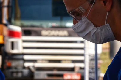  CANOAS - RIO GRANDE DO SUL - BRASIL - O Serviço Social do Transporte e Serviço Nacional de Aprendizagem do Transporte (SEST SENAT) promove uma mobilização nacional de atenção aos profissionais do transporte. O objetivo é dar suporte aos trabalhadores do setor, em especial os caminhoneiros, que tem tido dificuldades para encontrar locais para comer, tomar banho e descansar em segurança. O motivo é que muitos restaurantes e estabelecimentos comerciais estão fechados, por conta das medidas de combate ao novo coronavírus. Mas os caminhoneiros precisam seguir para o país não ficar desabastecido.( FOTOS: LAURO ALVES/AGENCIARBS)<!-- NICAID(14462780) -->