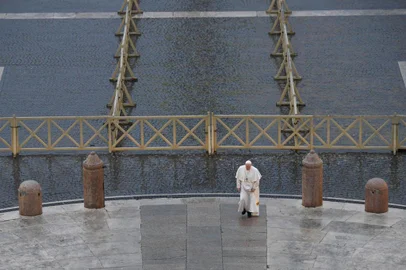  This photo taken and handout on March 27, 2020 by the Vatican Media shows Pope Francis arriving to preside over a moment of prayer on the sagrato of St Peters Basilica, the platform at the top of the steps immediately in front of the façade of the Church, to be conclude with Pope Francis giving the Urbi et orbi Blessing, on March 27, 2020 at St. Peter's Square in the Vatican. (Photo by Handout / VATICAN MEDIA / AFP) / RESTRICTED TO EDITORIAL USE - MANDATORY CREDIT "AFP PHOTO / VATICAN MEDIA" - NO MARKETING - NO ADVERTISING CAMPAIGNS - DISTRIBUTED AS A SERVICE TO CLIENTSEditoria: RELLocal: Vatican CityIndexador: HANDOUTSecao: popeFonte: VATICAN MEDIAFotógrafo: Handout<!-- NICAID(14463169) -->
