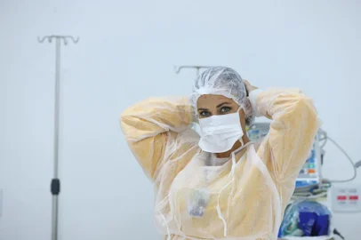  PORTO ALEGRE, RS, BRASIL - 27.03.2020 - Histórias de enfermeiros e técnicos de enfermagem. o que fazem esses profissionais tão importantes, que também estão na linha de frente do combate à pandemia de coronavírus. Na imagem: Juliane Martin Prestes, 33 anos, enfermeira da emergência do Hospital Conceição. (Foto: Isadora Neumann/Agencia RBS)Indexador: ISADORA NEUMANN<!-- NICAID(14463574) -->