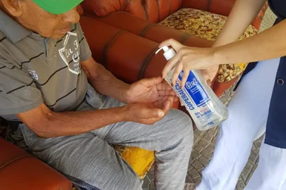 No  Lar da Velhice São Francisco de Assis _ onde vivem 70 idosos _ assim como no Recanto das Laranjeiras _ com 40 idosos _, no bairro São Pelegrino, foram adotadas medidas de prevenção. As casas também estão sendo preparadas para o caso de possíveis contágios. A maioria dos idosos atendidos tem idades entre 80 e 90 anos.<!-- NICAID(14464837) -->