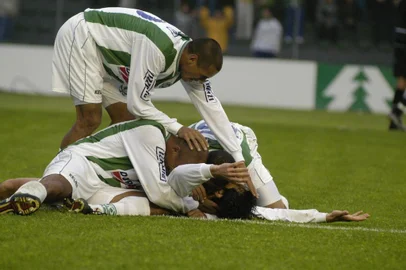 *** Ju x Corinthians - arquivo ***Juventude x Corinthians, no Jaconi. ARQUIVO SETEMBRO/2003Na foto, jogador Leonardo Manzi comemora com parte da a goleada de 6 a 1 contra o Corinthians.<!-- NICAID(116974) -->