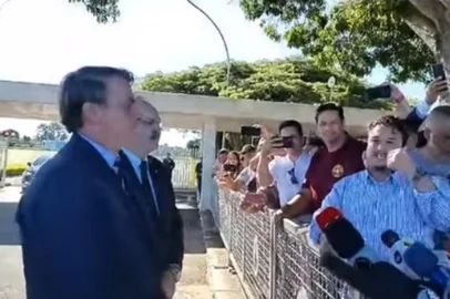 Jair Bolsonaro e Mauro Pereira na saída do Palácio da Alvorada<!-- NICAID(14465333) -->
