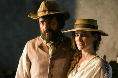Foto para q coluna Sinal Aberto Ferdinando ( Ricardo Pereira) e Letícia (Maria João). **para a coluna de Flávia Requião<!-- NICAID(14466002) -->