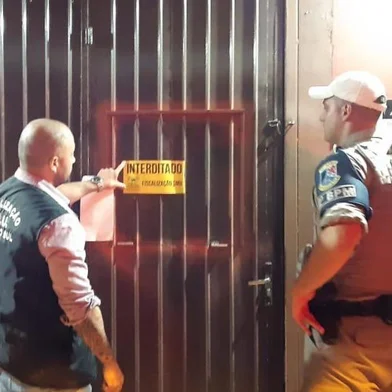 Fiscalização da Secretaria do Urbanismo, com o apoio da Brigada Militar, interditou oito bares em diferentes pontos de Caxias do Sul. A ação foi preventiva e também seguindo denúncias que chegaram da comunidade via Alô Caxias.<!-- NICAID(14466302) -->