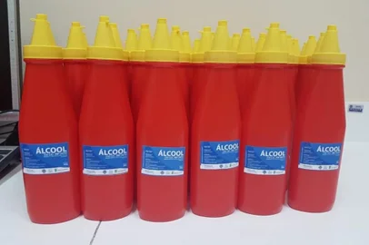 Alcool gel em embalagem de ketchup. <!-- NICAID(14466315) -->