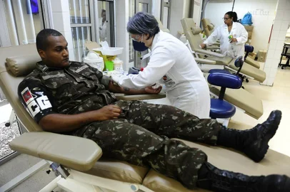  PORTO ALEGRE, RS, BRASIL, 01/04/2020- Voluntários do exército e marinha doam sangue no hemocentro que fica na Rua Bento Gonçalves. Na foto- Rodrigo Neves. Foto: Ronaldo Bernardi / Agencia RBS<!-- NICAID(14466333) -->