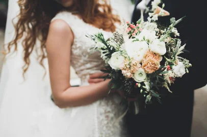 Beauty wedding bouquet with different flowers in handsBeleza bouquet de casamento com flores diferentes nas mãosIndexador: Oleg ParylyakFonte: 173733434<!-- NICAID(14316664) -->