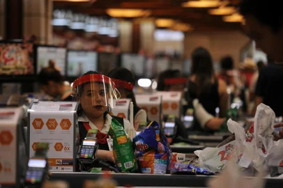  CAXIAS DO SUL, RS, BRASIL, 01/04/2020 - Fotos para reportagem sobre quais os cuidados que devemos ter para ir ao supermercado e usar delivery, e como os mercados estão agindo com funcionários e clientes. NA FOTO: proteção individyal para caixas de supermercado, e limpeza com álcool gel frequentemente. (Marcelo Casagrande/Agência RBS)<!-- NICAID(14466777) -->