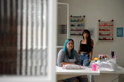  CAXIAS DO SUL, RS, BRASIL, 31/03/2020Crise nos salões de beleza durante a pandemiaManicures Jéssica e Micheli(Lucas Amorelli/Agência RBS)<!-- NICAID(14465650) -->