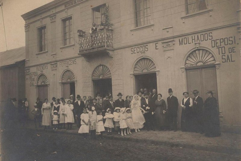 Casamento de João Domingos Peretti e Angelina Rovea, filha de Vicente Rovea, em 20 de dezembro de 1916.<!-- NICAID(10312423) -->