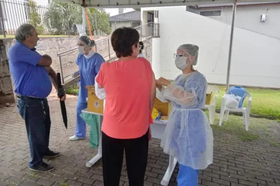 Bastaram 20 minutos para que se esgotasse o novo lote de vacinas contra a gripe em Flores da Cunha. Foram 830 doses aplicadas na manhã desta quinta-feira (2). No total, a campanha de vacinação já imunizou 2.830 idosos e profissionais de saúde desde o dia 23 de março.<!-- NICAID(14467219) -->