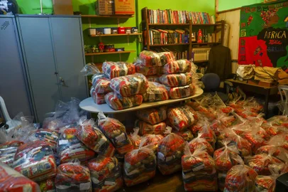  PORTO ALEGRE, RS, BRASIL - 02.04.2020 - Banco de alimentos, na ZN de Porto Alegre. (Foto: Isadora Neumann/Agencia RBS)Indexador: ISADORA NEUMANN<!-- NICAID(14467990) -->