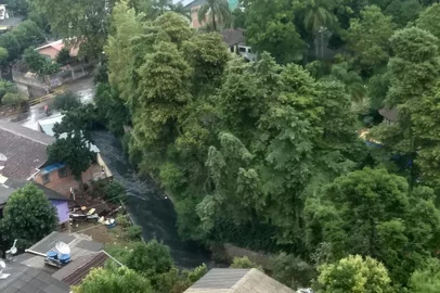Água do Arroio Tega ficou preta esta semana na região da ponte na Rua Luiz Covolan, próximo ao Enxutão.<!-- NICAID(14468596) -->